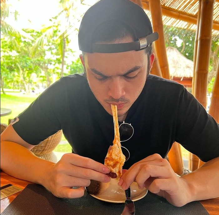 Gaya Keren Rizky Nazar Ngopi dan Makan Nasi Padang Gaya Keren Rizky Nazar Ngopi dan Makan Nasi Padang