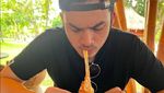 Gaya Keren Rizky Nazar Saat Ngopi dan Makan Nasi Padang