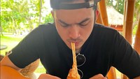 Kalau ini momen Rizky cicip roti keju yang mulur saat makan siang di salah satu resto.  Foto: Instagram