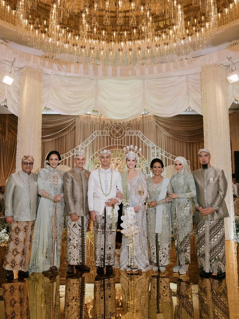 Beda gaya makeup Maia Estianty dan Mulan Jameela.