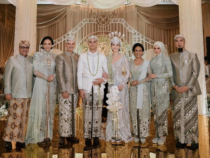 Beda gaya makeup Maia Estianty dan Mulan Jameela.