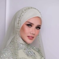 Tampil dalam balutan hijab dan busana payet sarat detail, riasannya mencerminkan gaya glamor tapi tidak berlebihan. Foto: Instagram/@rezaazrumakeup