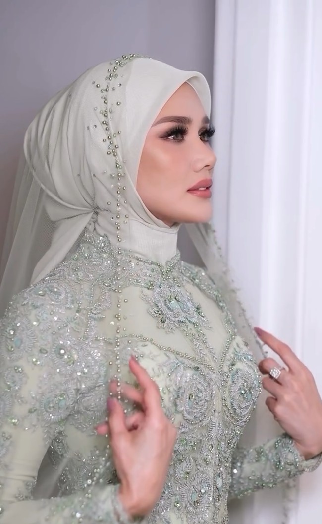 Riasan matanya menjadi fokus utama dengan bulu mata tebal dramatis, dipadukan pulasan eyeshadow shimmer dan eyeliner tajam. Alis juga dibuat lebih boldm yang menegaskan fitur wajahnya. Foto: Instagram/@rezaazrumakeup