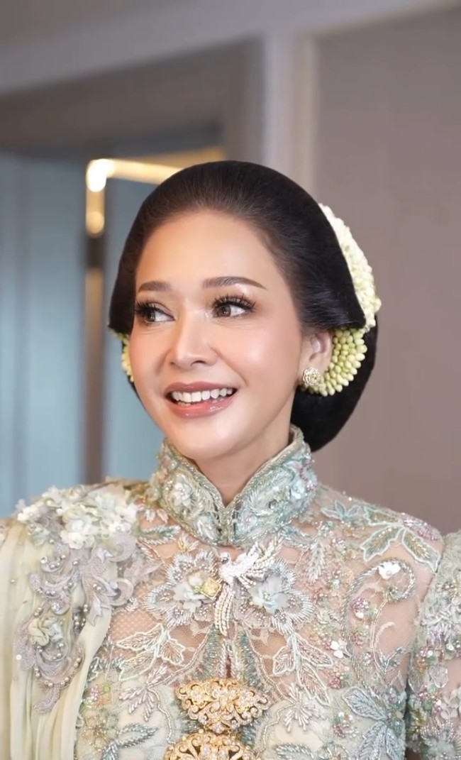 Complexion ringan dengan hasil akhir glowing membuat kulit Maia terlihat sehat natural. Shading yang lembut dipulaskan untuk membuat wajah lebih tirus. Foto: Instagram/@maiaestiantyreal @deanmua_