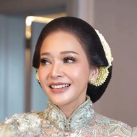 Complexion ringan dengan hasil akhir glowing membuat kulit Maia terlihat sehat natural. Shading yang lembut dipulaskan untuk membuat wajah lebih tirus. Foto: Instagram/@maiaestiantyreal @deanmua_