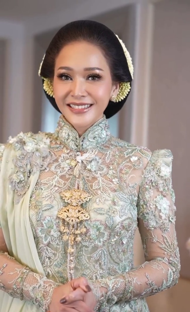 Maia Estianty, yang merupakan ibu kandung Al Ghazali, tampil glowing dengan makeup bernuansa soft. Makeup yang dikreasikan perias Dean Sadudin ini membuat wajah ibu tiga anak tersebut tampak flawless. Foto: Instagram/@maiaestiantyreal @deanmua_