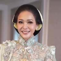 Maia Estianty, yang merupakan ibu kandung Al Ghazali, tampil glowing dengan makeup bernuansa soft. Makeup yang dikreasikan perias Dean Sadudin ini membuat wajah ibu tiga anak tersebut tampak flawless. Foto: Instagram/@maiaestiantyreal @deanmua_