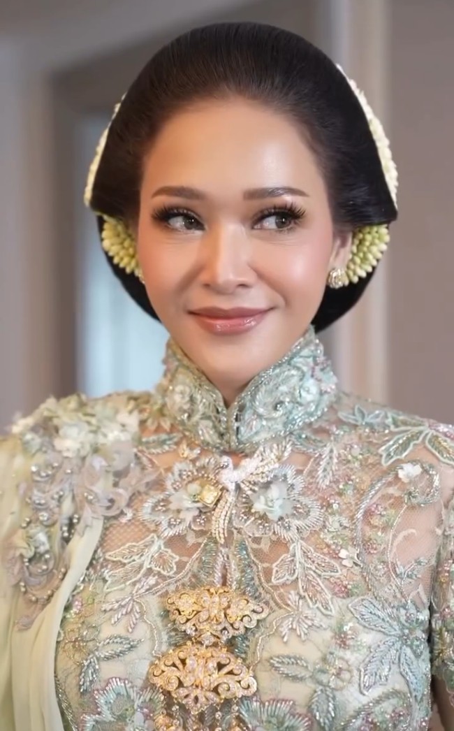 Elegan, dewasa, dan bersahaja. Makeup ini menyatu cantik dengan sanggul Jawa klasik dan kebaya kerah tinggi. Foto: Instagram/@maiaestiantyreal @deanmua_