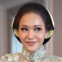 Elegan, dewasa, dan bersahaja. Makeup ini menyatu cantik dengan sanggul Jawa klasik dan kebaya kerah tinggi. Foto: Instagram/@maiaestiantyreal @deanmua_