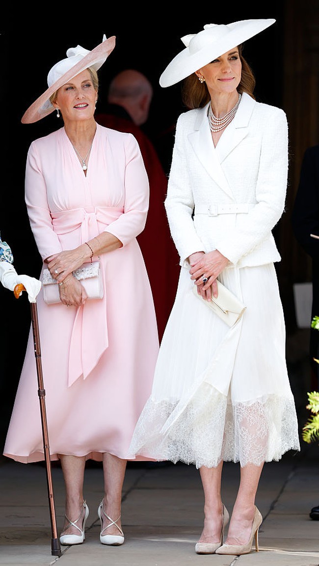 Turut dihadiri Sophie, Duchess of Edinburgh, seremoni Order of the Garter, yang pertama kali digelar oleh Raja Edward III pada 1348, merupakan tradisi tertua dan paling prestisius dalam sistem kebangsawanan Inggris. Untuk momen istimewa ini, Kate Middleton menebar pesonanya dengan tampilan white on white yang seakan turut mencerminkan kebangkitannya pasca-sembuh dari kanker. (Foto: Getty Images)