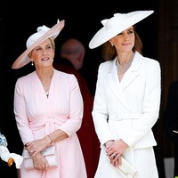 Turut dihadiri Sophie, Duchess of Edinburgh, seremoni Order of the Garter, yang pertama kali digelar oleh Raja Edward III pada 1348, merupakan tradisi tertua dan paling prestisius dalam sistem kebangsawanan Inggris. Untuk momen istimewa ini, Kate Middleton menebar pesonanya dengan tampilan white on white yang seakan turut mencerminkan kebangkitannya pasca-sembuh dari kanker. (Foto: Getty Images)