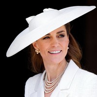 Di jajaran perhiasan, ibu tiga anak ini memakai mutiara vintage dari Susan Caplan, berupa kalung bertingkat dan anting mutiara. Keduanya memperkaya kesan klasik sekaligus anggun. Rambut bergaya wavy yang menjuntai ikut melengkapi. (Foto: Getty Images)