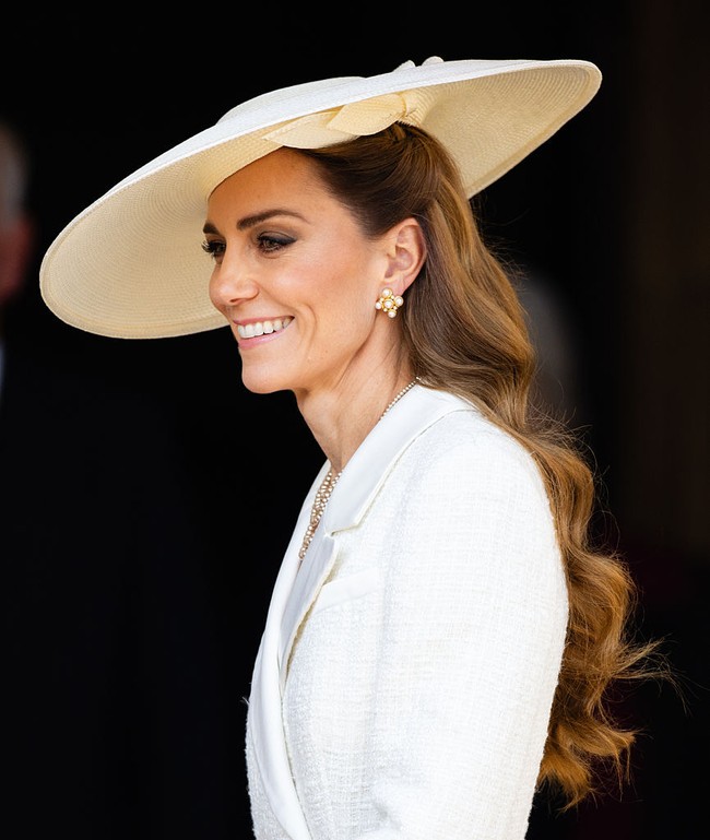 Gaya ini bukan pertama kalinya dikenakan Kate. Ia sebelumnya terlihat mengenakan gaun yang sama saat menghadiri konser peringatan 80 tahun VE Day bulan lalu, lengkap dengan kalung dan anting yang serupa. Namun saat itu, ia memadukannya dengan gaya rambut semi-updo, sepatu suede, dan tas mini Chanel berwarna hitam. (Foto: Getty Images)