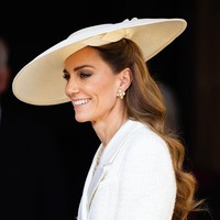 Gaya ini bukan pertama kalinya dikenakan Kate. Ia sebelumnya terlihat mengenakan gaun yang sama saat menghadiri konser peringatan 80 tahun VE Day bulan lalu, lengkap dengan kalung dan anting yang serupa. Namun saat itu, ia memadukannya dengan gaya rambut semi-updo, sepatu suede, dan tas mini Chanel berwarna hitam. (Foto: Getty Images)