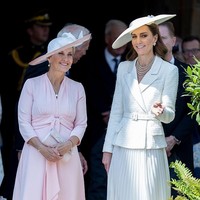 Tampilan serba putih ini turut diperkuat dengan pilihan aksesori yang senada. Kate menenteng Strathberry Multress Chain Wallet, mengenakan pumps suede warna taupe, serta topi lebar karya Sean Barrett. (Foto: Getty Images)