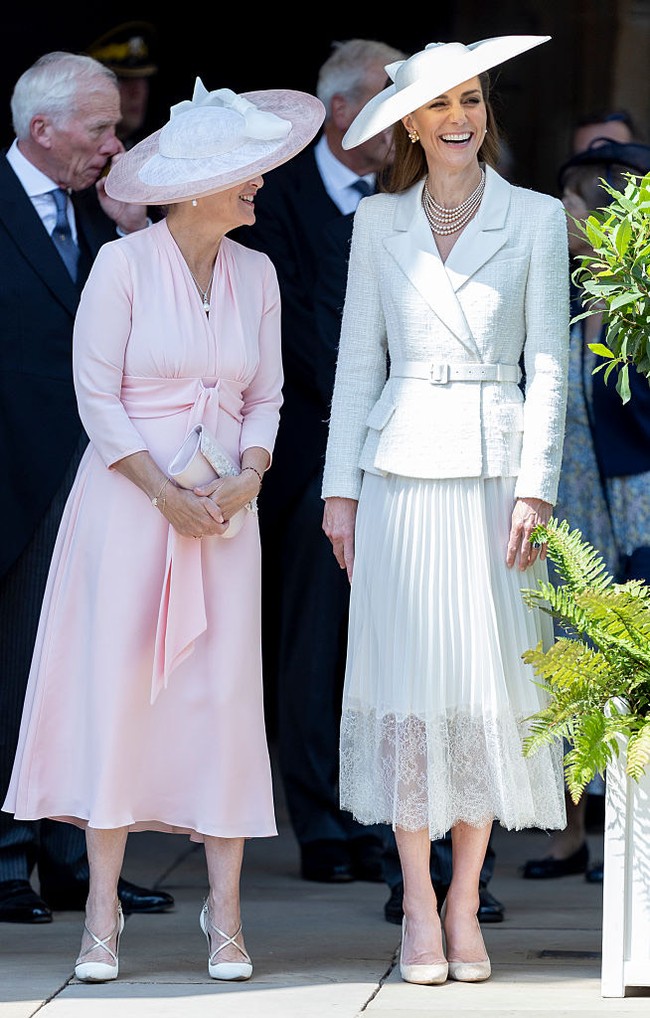 Adapun rok hadir dengan detail lipit di bagian bawah yang dipercantik detail renda halus. Aksen Slim belt menjadi pelengkap manis yang sekaligus menegaskan siluet pinggangnya. (Foto: Getty Images)