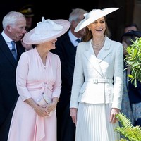 Adapun rok hadir dengan detail lipit di bagian bawah yang dipercantik detail renda halus. Aksen Slim belt menjadi pelengkap manis yang sekaligus menegaskan siluet pinggangnya. (Foto: Getty Images)