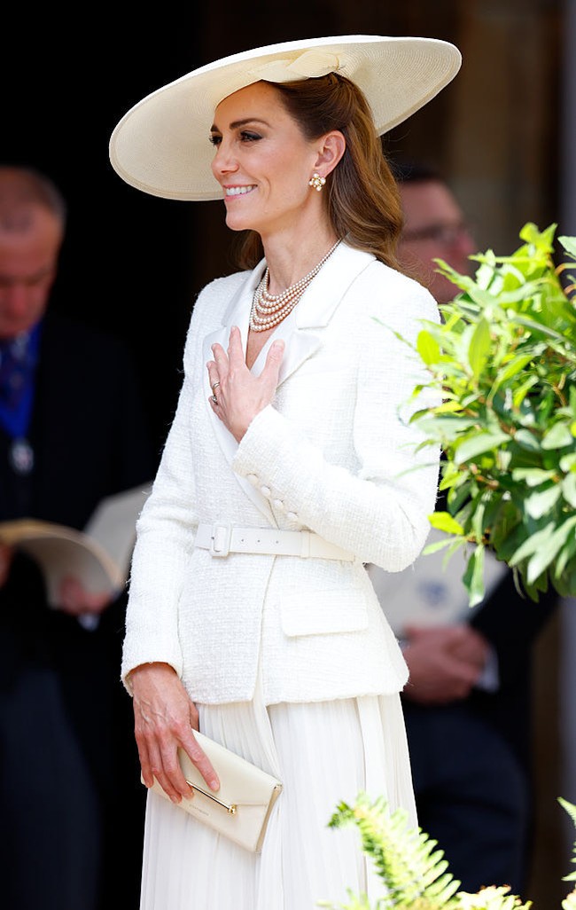 Putri Wales Catherine atau Kate Middleton menghadiri Order of the Garter di St. George’s Chapel, Windsor Castle, Senin (17/6/2025). Ini menjadi penampilan perdananya dalam acara tradisional tersebut setelah absen selama dua tahun karena pengobatan kanker yang sempat diidapnya. (Foto: Getty Images)