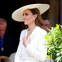 Putri Wales Catherine atau Kate Middleton menghadiri Order of the Garter di St. George’s Chapel, Windsor Castle, Senin (17/6/2025). Ini menjadi penampilan perdananya dalam acara tradisional tersebut setelah absen selama dua tahun karena pengobatan kanker yang sempat diidapnya. (Foto: Getty Images)