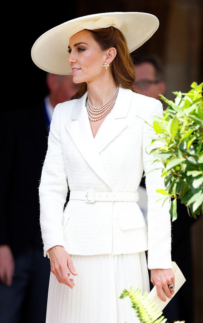 Istri Pangeran William ini mengenakan busana dari koleksi label favoritnya, Self-Portrait. Mengombinasikan nuansa feminin dan formalitas kerajaan, set busana seharga US$ 570 (Rp 9,3 juta) ini terdiri dari blazer bouclé dan rok. (Foto: Getty Images)