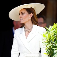 Istri Pangeran William ini mengenakan busana dari koleksi label favoritnya, Self-Portrait. Mengombinasikan nuansa feminin dan formalitas kerajaan, set busana seharga US$ 570 (Rp 9,3 juta) ini terdiri dari blazer bouclé dan rok. (Foto: Getty Images)