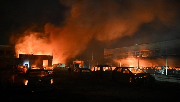 Serangan drone Rusia kembali mengguncang Zaporizhzhia. Fasilitas swasta terbakar, petugas dikerahkan padamkan api dan cari korban.