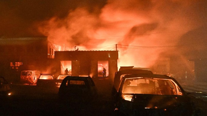 Gedung Perusahaan Swasta di Ukraina Memerah Dihantam Drone Rusia Serangan drone Rusia kembali mengguncang Zaporizhzhia. Fasilitas swasta terbakar, petugas dikerahkan padamkan api dan cari korban.