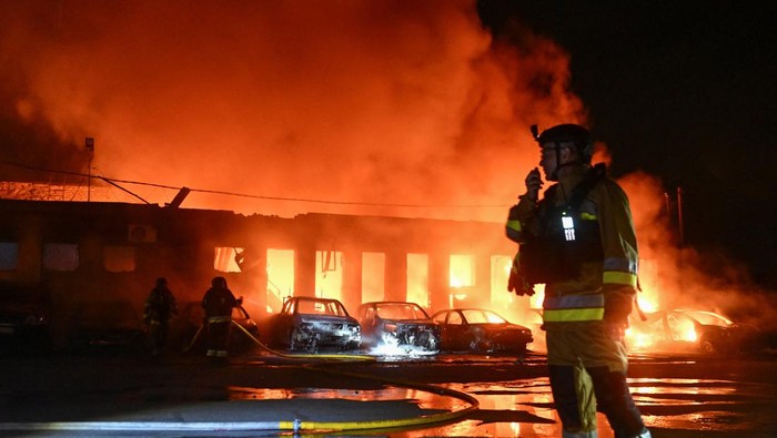 Serangan drone Rusia kembali mengguncang Zaporizhzhia. Fasilitas swasta terbakar, petugas dikerahkan padamkan api dan cari korban.