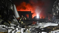 Petugas pemadam kebakaran berjibaku padamkan api usai serangan drone Rusia menghantam fasilitas industri di Zaporizhzhia, Ukraina, Rabu (18/6/2025). REUTERS/Stringer