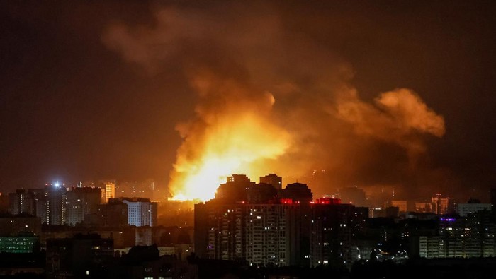 Serangan drone Rusia kembali mengguncang Zaporizhzhia. Fasilitas swasta terbakar, petugas dikerahkan padamkan api dan cari korban.