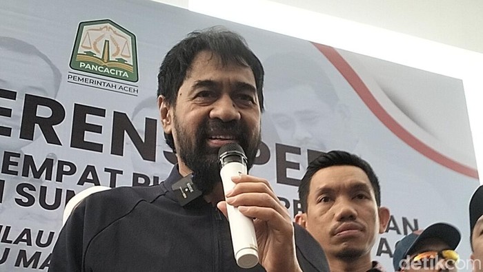 Gubernur Aceh Mualem saat konferensi pers di Bandara Sultan Iskandar Muda (SIM) Aceh Besar. (Agus Setyadi/detikSumut)