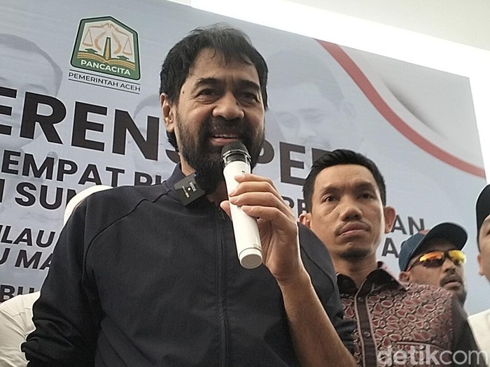 Gubernur Aceh Mualem saat konferensi pers di Bandara Sultan Iskandar Muda (SIM) Aceh Besar. (Agus Setyadi/detikSumut)