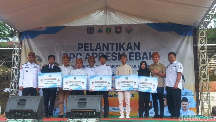 Gubernur Banten Andra Soni meluncurkan program Sarjana Penggerak Desa untuk memberikan beasiswa kepada salah satu warga desa.