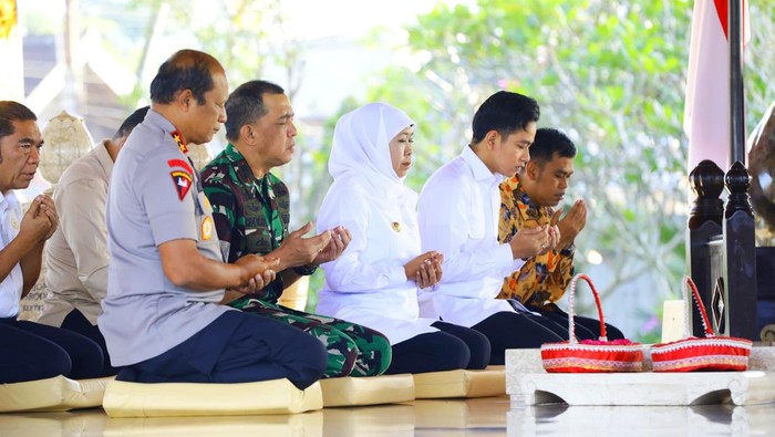 Gubernur Jatim Khofifah mendampingi Wapres Gibran ziarah ke Makam Bung Karno di Blitar.