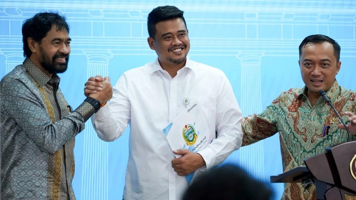 Gubsu Bobby Nasution dan Gubernur Aceh salam komando usai pengambilan keputusan terkait 4 pulau. (Dok. Diskominfo Sumut)