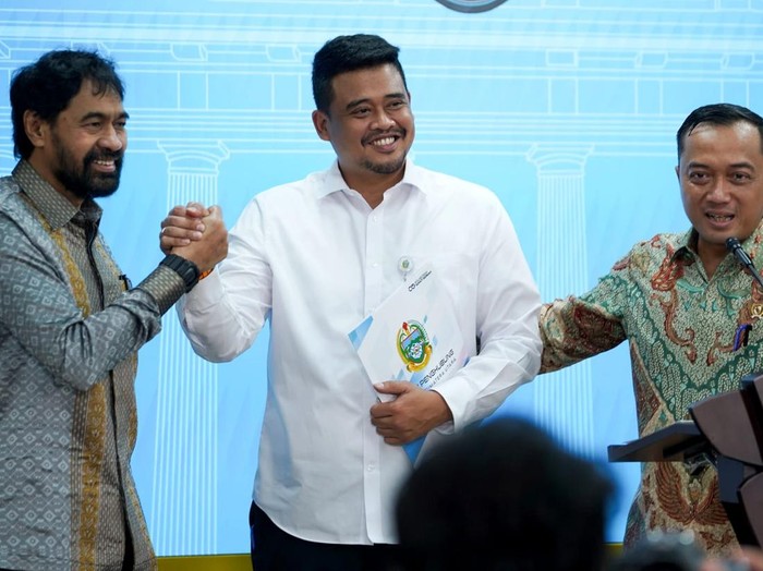 Gubsu Bobby Nasution dan Gubernur Aceh salam komando usai pengambilan keputusan terkait 4 pulau. (Dok. Diskominfo Sumut)