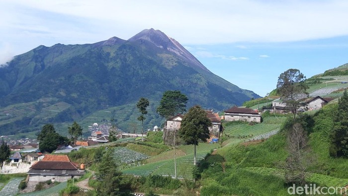 Gunung Merapi terlihat dari Boyolali.