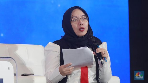 Guru Besar FEB Universitas Indonesia, Telisa Aulia Falianty menyampaikan pemaparan dalam acara CNBC Indonesia Economic Update 2025 di Jakarta, Rabu (18/6/2025). (CNBC Indonesia/Muhammad Sabki)
