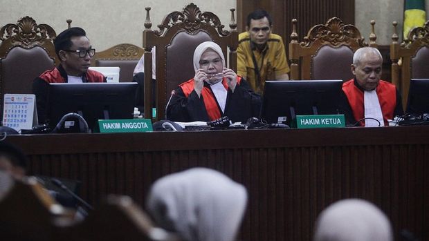 Hakim terisak bacakan vonis 16 tahun penjara ke Zarof Ricar