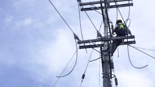 Ilustrasi perbaikan listrik di Tarakan.