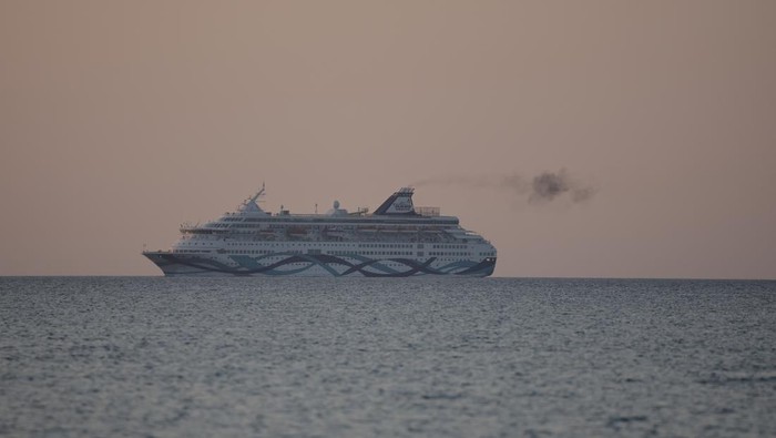 Kapal Crown Iris bersandar di pelabuhan Larnaca, Siprus, Rabu (18/6). Kapal ini akan digunakan untuk membantu keberangkatan warga Israel dari wilayah tersebut.