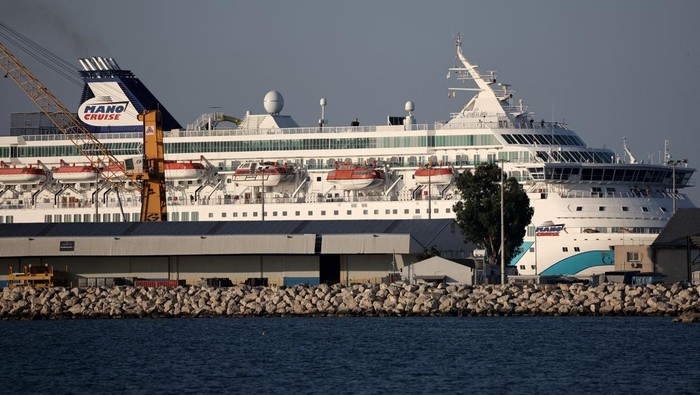 Kapal Crown Iris bersandar di pelabuhan Larnaca, Siprus, Rabu (18/6). Kapal ini akan digunakan untuk membantu keberangkatan warga Israel dari wilayah tersebut.