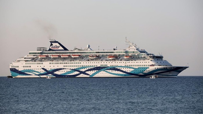 Kapal Crown Iris bersandar di pelabuhan Larnaca, Siprus, Rabu (18/6). Kapal ini akan digunakan untuk membantu keberangkatan warga Israel dari wilayah tersebut.