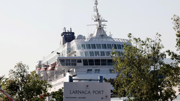 Kapal Crown Iris bersandar di pelabuhan Larnaca, Siprus, Rabu (18/6). Kapal ini akan digunakan untuk membantu keberangkatan warga Israel dari wilayah tersebut.