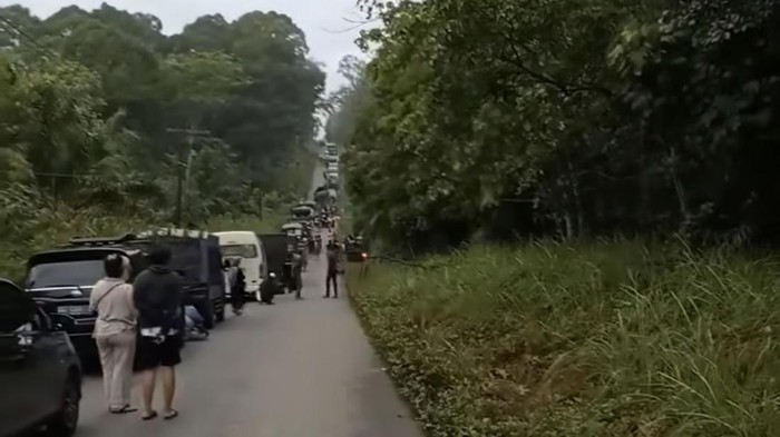 Jalan lintas kabupaten Musi Rawas-PALI macet parah akibat mobil truk tersangkut di jembatan.