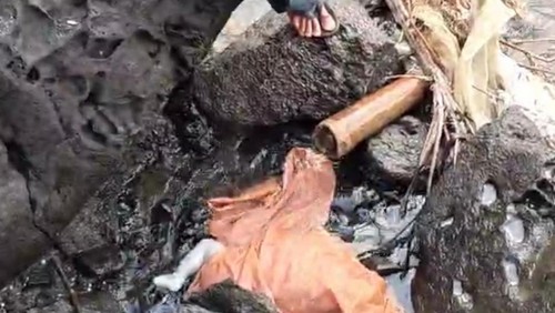 Jasad bayi yang ditemukan mengapung di sekitar pantai Songgela, Kelurahan Ule, Kecamatan Asakota, Kota Bima, NTB, Rabu, (18/6/2025).