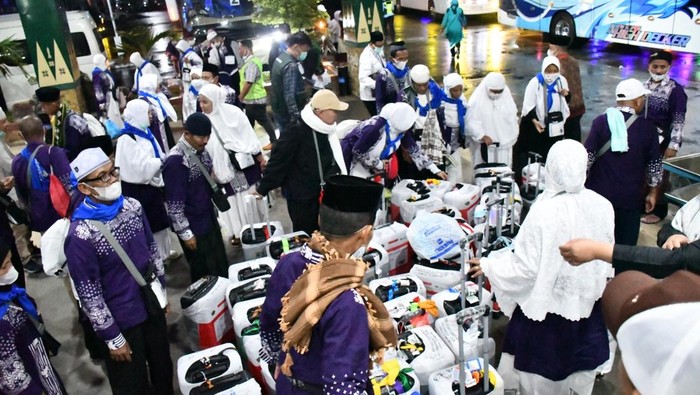 Jemaah Haji Debarkasi Palembang kloter 5 saat tiba di Tanah Air