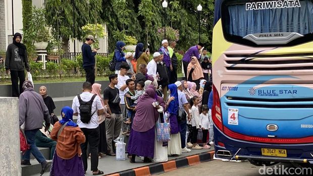 Jemaah haji penumpang Saudia Airlines tiba di Depok. (Devi/detikcom)