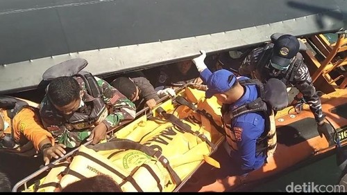 Jenazah wisatawan asal China, Qiu Yan, yang tewas tenggelam di perairan Long Pink Beach Taman Nasional Komodo tiba di Pelabuhan Marina Labuan Bajo, Rabu (18/6/2025). (Foto: Ambrosius Ardin/detikBali)