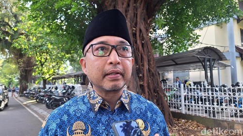 Kepala Dinas Lingkungan Hidup (DLH) Kota Mataram Nizar Denny Cahyadi saat diwawancarai di Mataram, Rabu (18/6/2025).